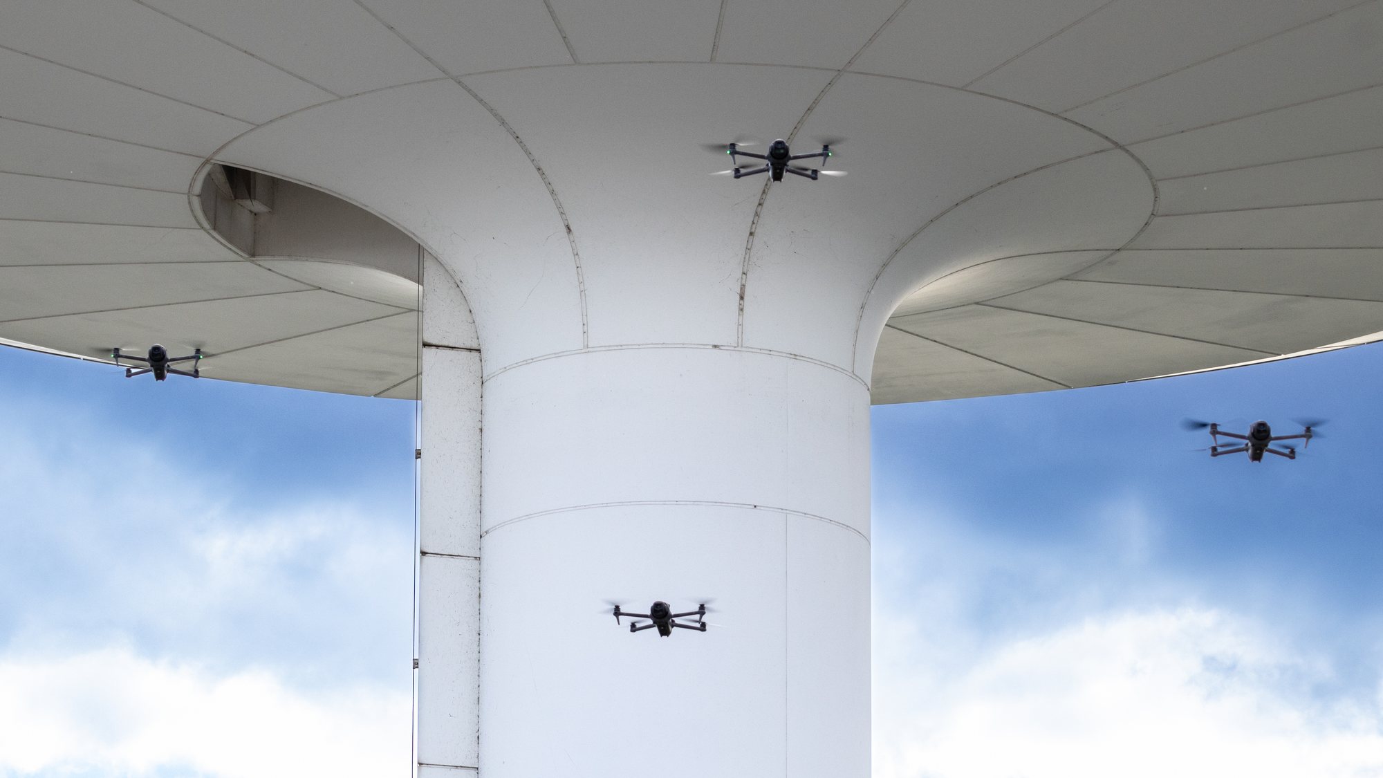 Drohnen im Flug über einem Großprojekt in Hamburg